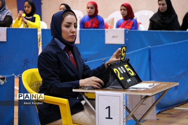 رقابت دانش‌آموزان در رشته تنیس‌روی‌میز در مسابقات دانش‌آموزی مقطع ابتدایی