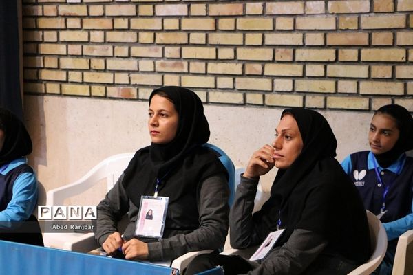 رقابت دانش‌آموزان در رشته تنیس‌روی‌میز در مسابقات دانش‌آموزی مقطع ابتدایی