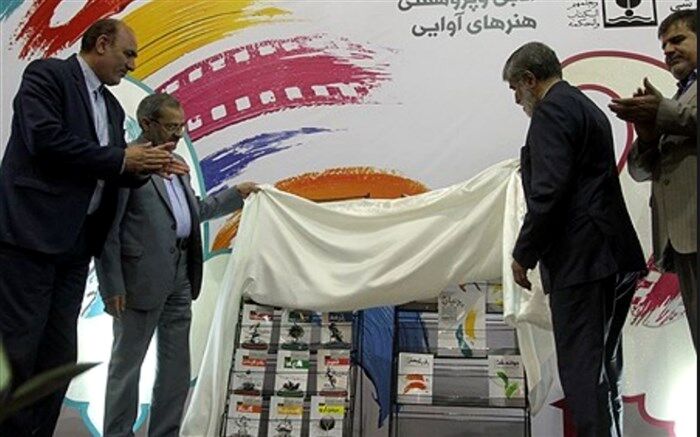 رونمایی از مجموعه کتاب‌های  سی و شششمین جشنواره فرهنگی و هنری دانش‌آموزان سراسر کشور در آیین افتتاحیه