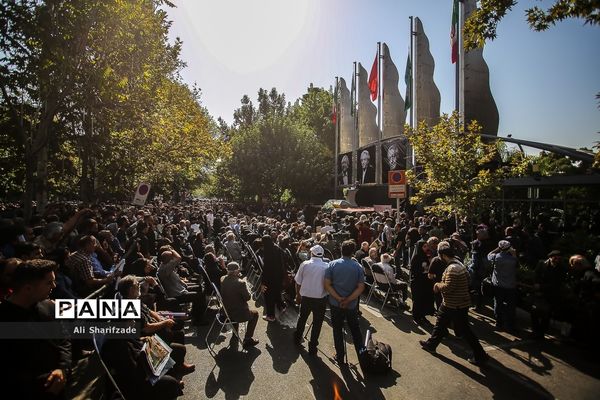 مراسم تشییع پیکر عزت‌الله انتظامی