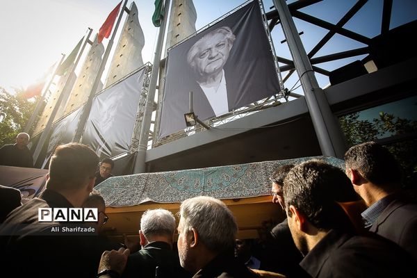 مراسم تشییع پیکر عزت‌الله انتظامی