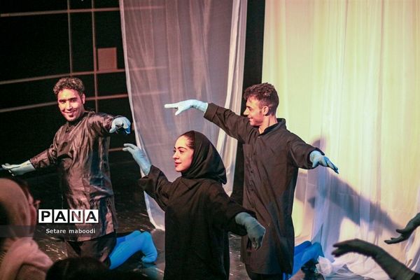 تئاتر از «اسب تا سیب»