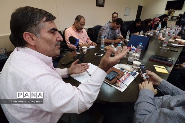 تجلیل از خبرنگاران توسط رئیس آموزش و پرورش کیش