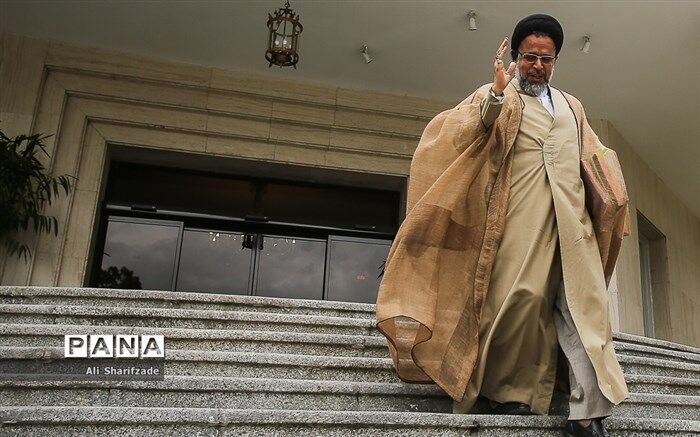 تبریک وزیر اطلاعات به امیر نصیرزاده و حجت‌الاسلام قمی