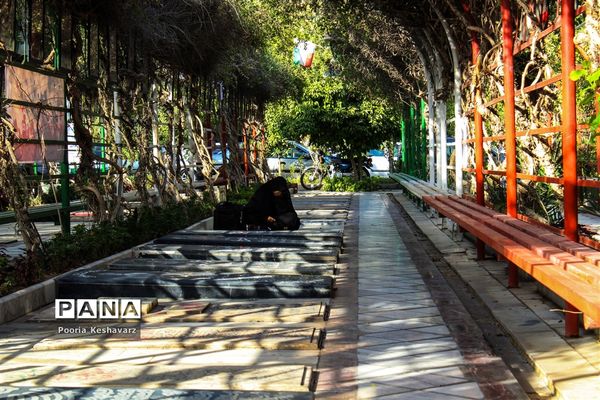 دور از عرفات، در جوار شهدا