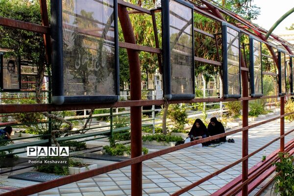 دور از عرفات، در جوار شهدا