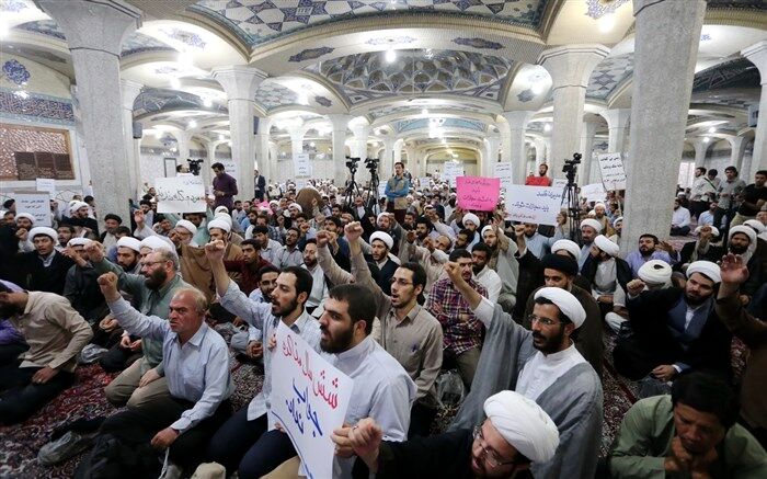 ۷ نکته مهم درباره تصویر مشهور تجمع طلاب