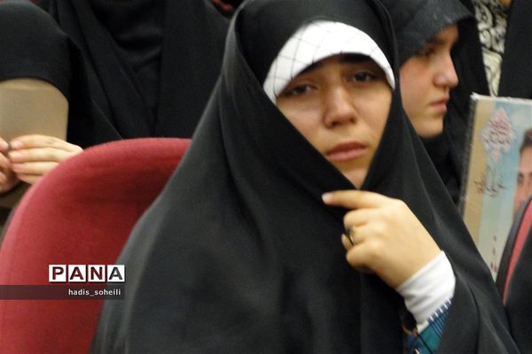 پیکرشهید گمنام در میان نوجوانان بسیجی در اردوگاه شهید منتطری شهریار