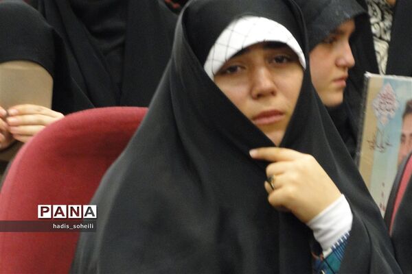 پیکرشهید گمنام در میان نوجوانان بسیجی در اردوگاه شهید منتطری شهریار