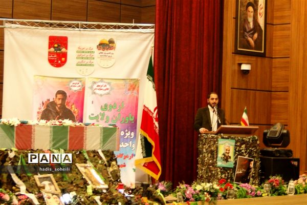 پیکرشهید گمنام در میان نوجوانان بسیجی در اردوگاه شهید منتطری شهریار