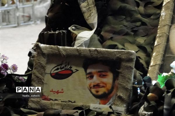 پیکرشهید گمنام در میان نوجوانان بسیجی در اردوگاه شهید منتطری شهریار