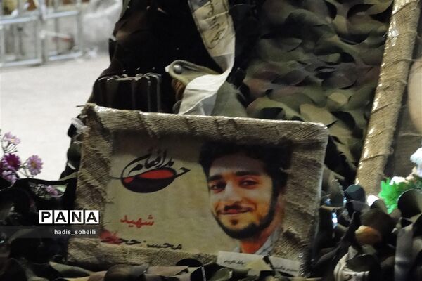 پیکرشهید گمنام در میان نوجوانان بسیجی در اردوگاه شهید منتطری شهریار