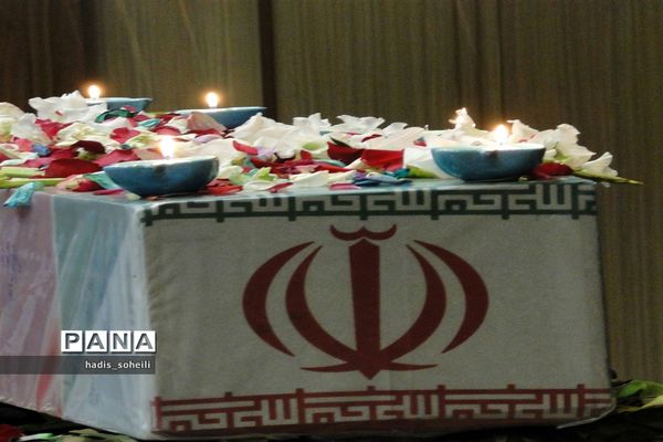 پیکرشهید گمنام در میان نوجوانان بسیجی در اردوگاه شهید منتطری شهریار
