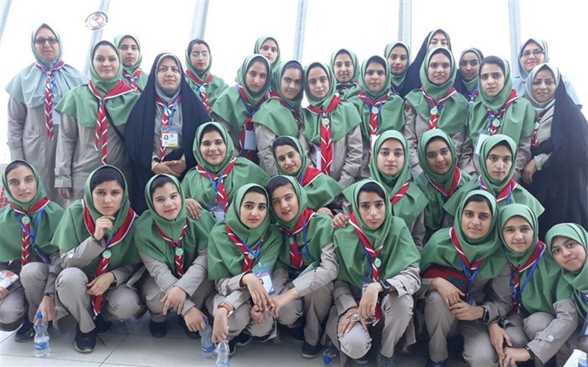 بازدید پیشتازان دختر شرکت‌کننده در هشتمین اردوی ملی از برج میلاد