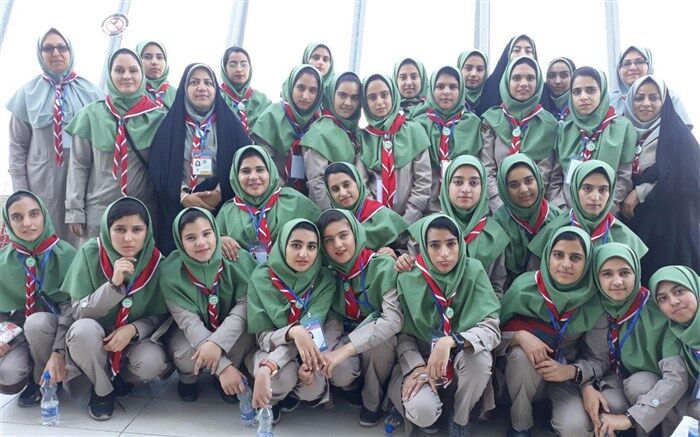 بازدید پیشتازان دختر شرکت‌کننده در هشتمین اردوی ملی از برج میلاد