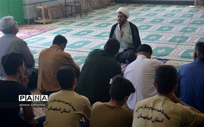 دشمنان داخلی و خارجی با طرح مسائل اقتصادی و گرانی، تلخی اقتصاد را به مردم چشانده اند