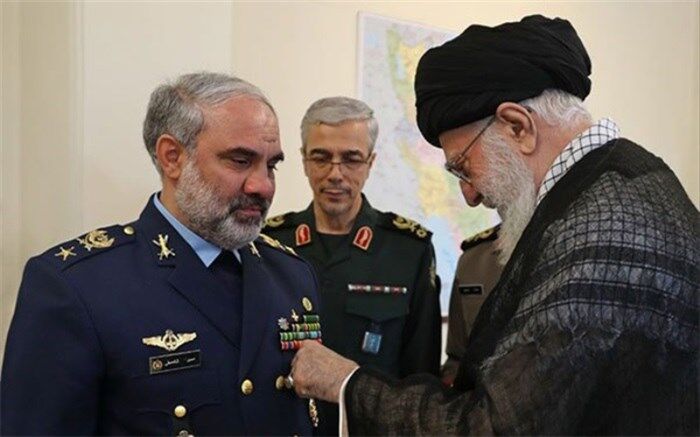 نصب نشان نصر بر سینه امیر سرتیپ خلبان شاه‌صفی از سوی رهبری
