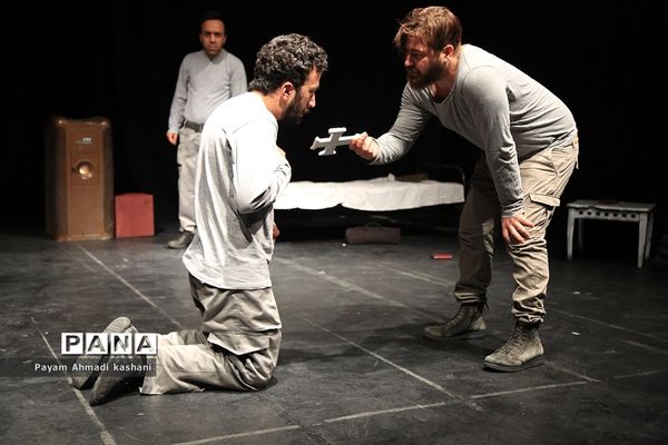 اجرای نمایش «به من میگن مک کنا»