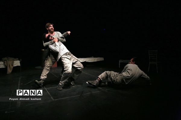 اجرای نمایش «به من میگن مک کنا»