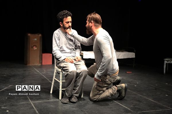 اجرای نمایش «به من میگن مک کنا»