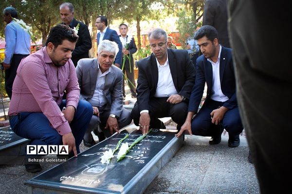 آیین غبار روبی مزار شهدا بمناسبت آغاز هفته دولت