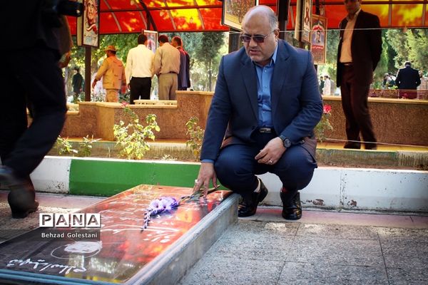 آیین غبار روبی مزار شهدا بمناسبت آغاز هفته دولت