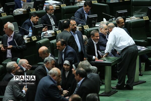 جلسه استیضاح وزیر امور اقتصادی و دارایی