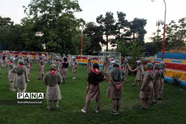 تمرین پیرامید دانش آموزان پیشتاز دختر در اردو ملی ۹۷