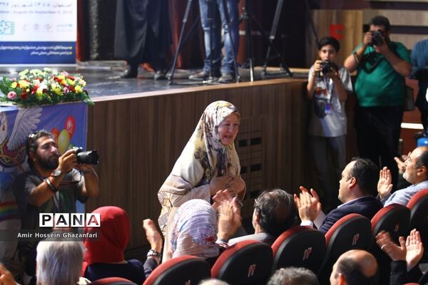 بزرگداشت فریال بهزاد در سی و یکمین جشنواره فیلم های کودکان و نوجوانان اصفهان