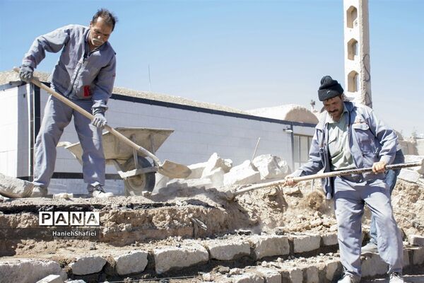 سنگ فرش کردن حاشیه خیابان در بلوار جوادیه