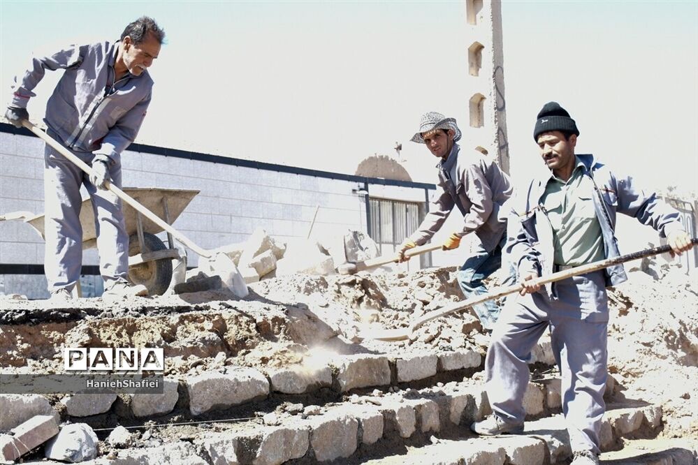 سنگ فرش کردن حاشیه خیابان در بلوار جوادیه