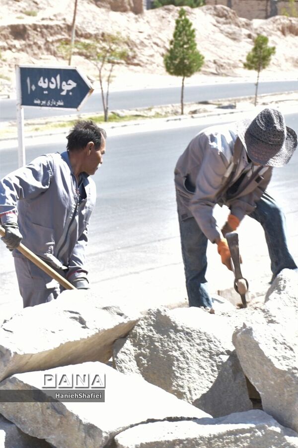 سنگ فرش کردن حاشیه خیابان در بلوار جوادیه