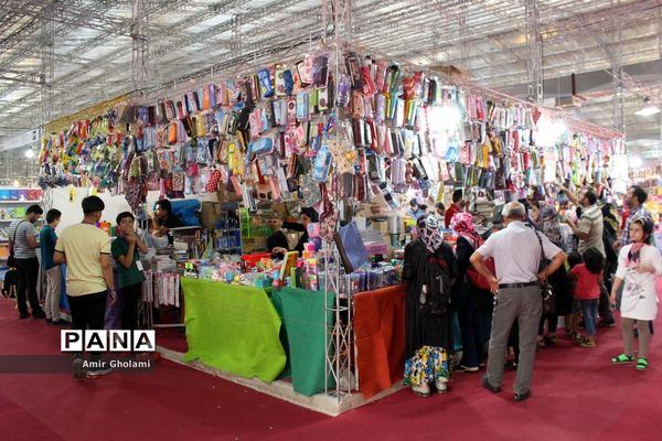 نمایشگاه لوازم التحریر و پوشاک در مصلی امام خمینی (ره)