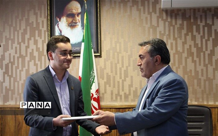 اعطای اعتبار نامه  اعضای مجلس دانش آموزی استان فارس