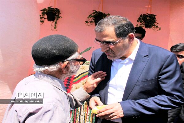 دیدار مردم سرایان با وزیر بهداشت