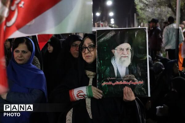 تجمع مردم انقلابی بندرترکمن در میدان مختومقلی