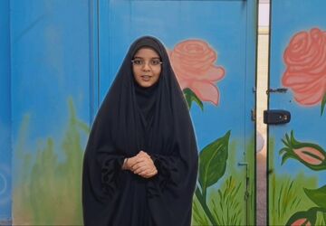 استقبال دانش‌آموزان دبیرستان ریحانه‌النبی از پیکر مطهر شهید گمنام