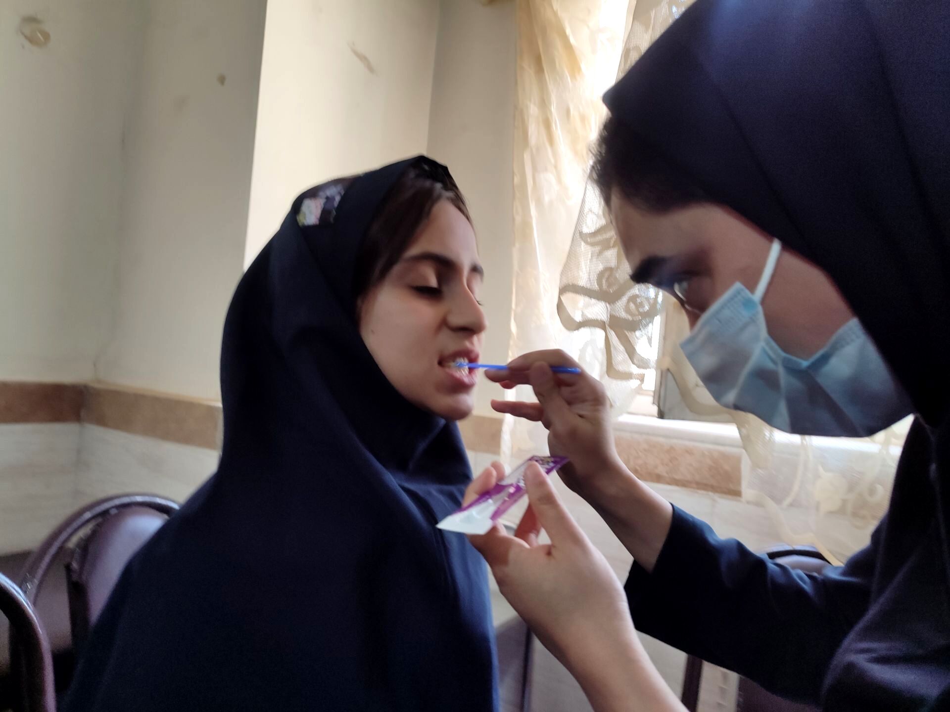 اجرای طرح سلامت دهان و دندان و فلوراید تراپی در مدرسه مریم بهارستان دو 