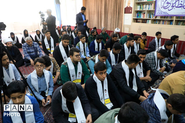 دیدار دانش آموزان بسیجی شهرستان بیرجند با نماینده ولی فقیه در استان