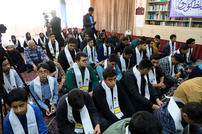 دیدار دانش آموزان بسیجی شهرستان بیرجند با نماینده ولی فقیه در استان