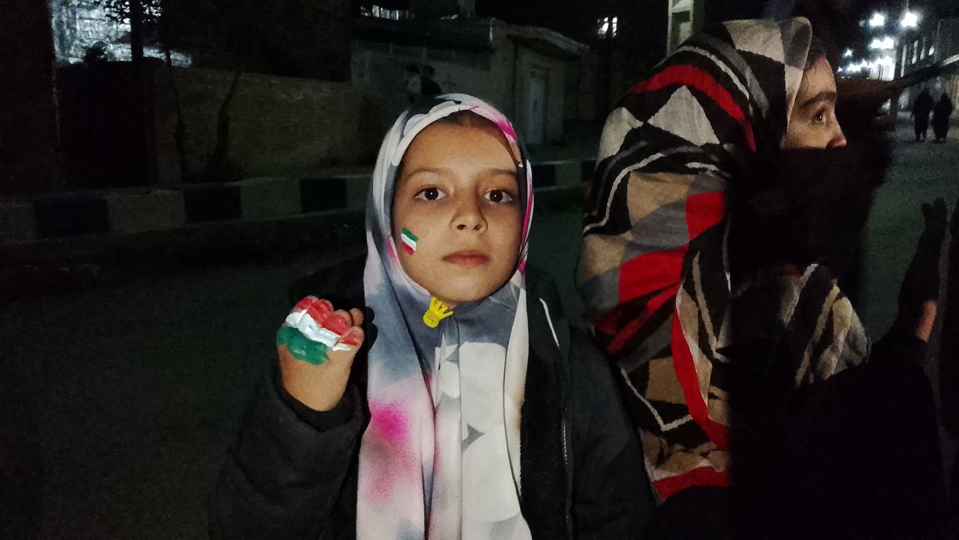 نقش زیبای پرچم ایران بر دستان کودکان حاج قاسم 