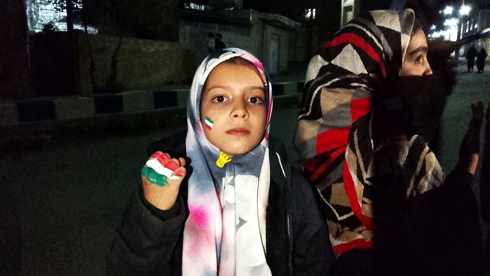 نقش زیبای پرچم ایران بر دستان کودکان حاج قاسم 