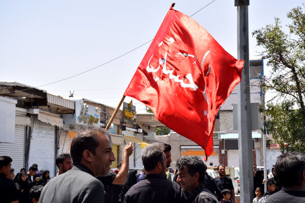 طنین صدای یا حسین(ع) با عَلَم کشی درعاشورای ۱۴۴۷