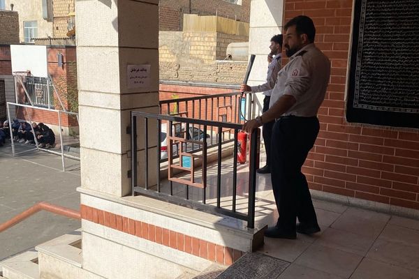 حضور قهرمانان بی‌ادعا در مدرسه حاج مهدی رسولی در هفته پدافند غیر عامل