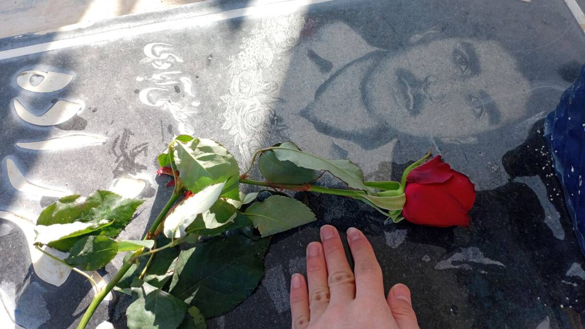 مراسم غبار روبی و عطر افشانی گلزار شهدا شهر سورشجان به مناسبت دهه فجر