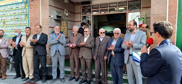 آیین نواختن زنگ سپاس معلم به مناسبت گرامیداشت مقام معلم در دبیرستان حکمت ناحیه 2 اراک