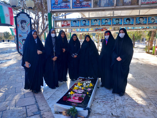 دیدار دختران رای اولی قم با خانواده شهید آقازاده نژاد