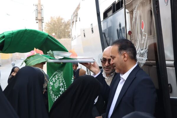 اعزام دانش‌آموزان دختر یزدی به سفر معنوی حج عمره