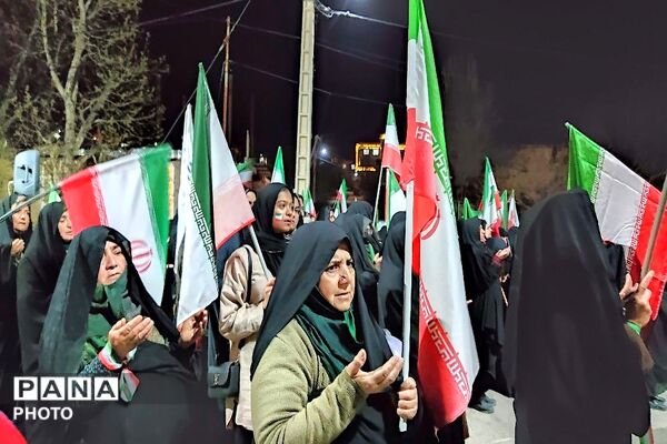 در کنار هم ایستاده ایم-۱