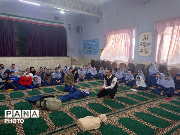 جلسه  آموزشی طرح ماهر سفیران سلامت در مدرسه بنت المهدی صدر ۲